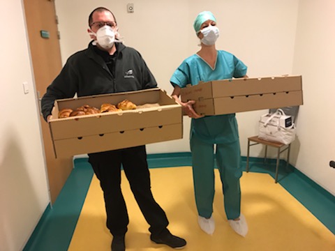 Ludovic Desœuvre solidaire en apportant des croissants à l'hôpital de Château-Thierry